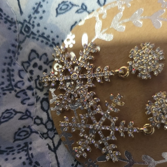 Francesca's Collections Gold Snowflake Earrings - Picture 3 of 9